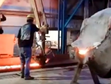 Multifunkčný odlievací manipulátor pred rúrou aplikovateľný na odlievací priemysel