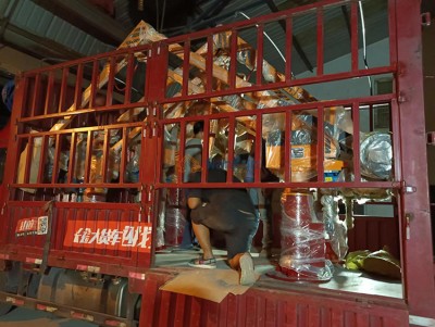 Dva manipulátory na odlievanie sa nabíjajú